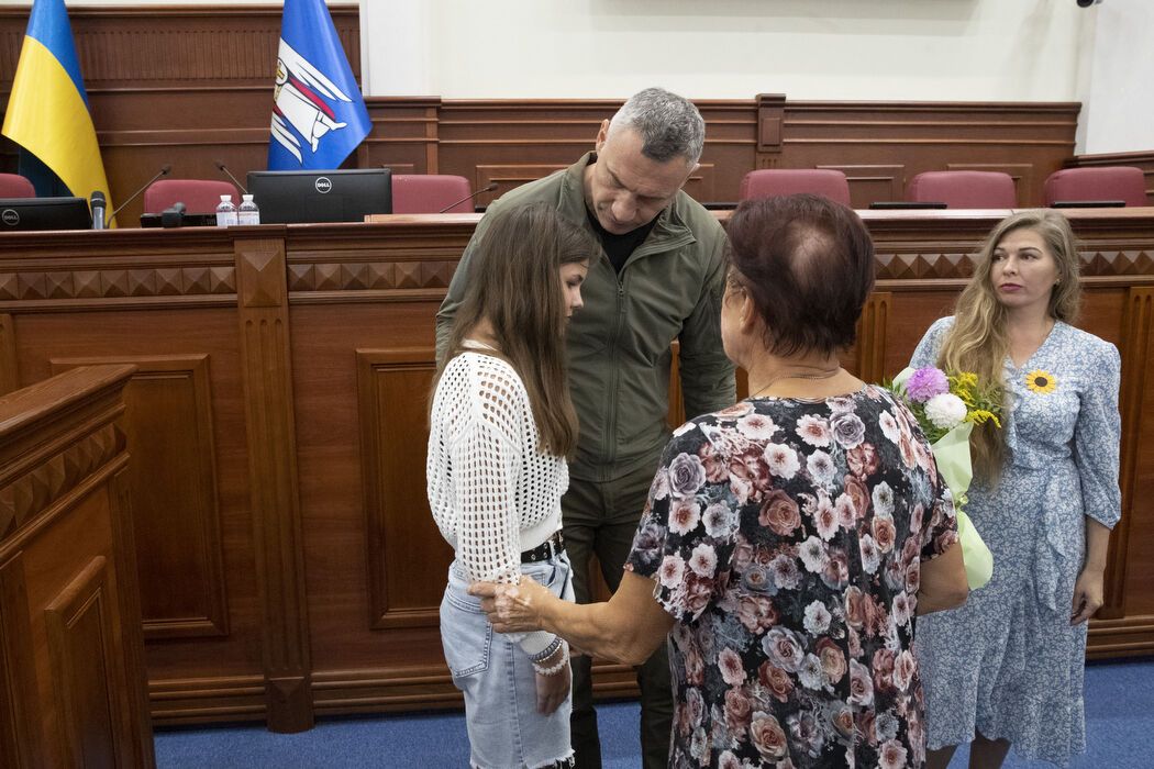 Кличко вручив військовослужбовцям та родинам загиблих Героїв відзнаки від Києва. Фото