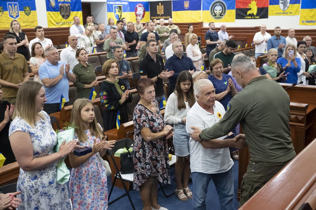 Кличко вручив військовослужбовцям та родинам загиблих Героїв відзнаки від Києва. Фото