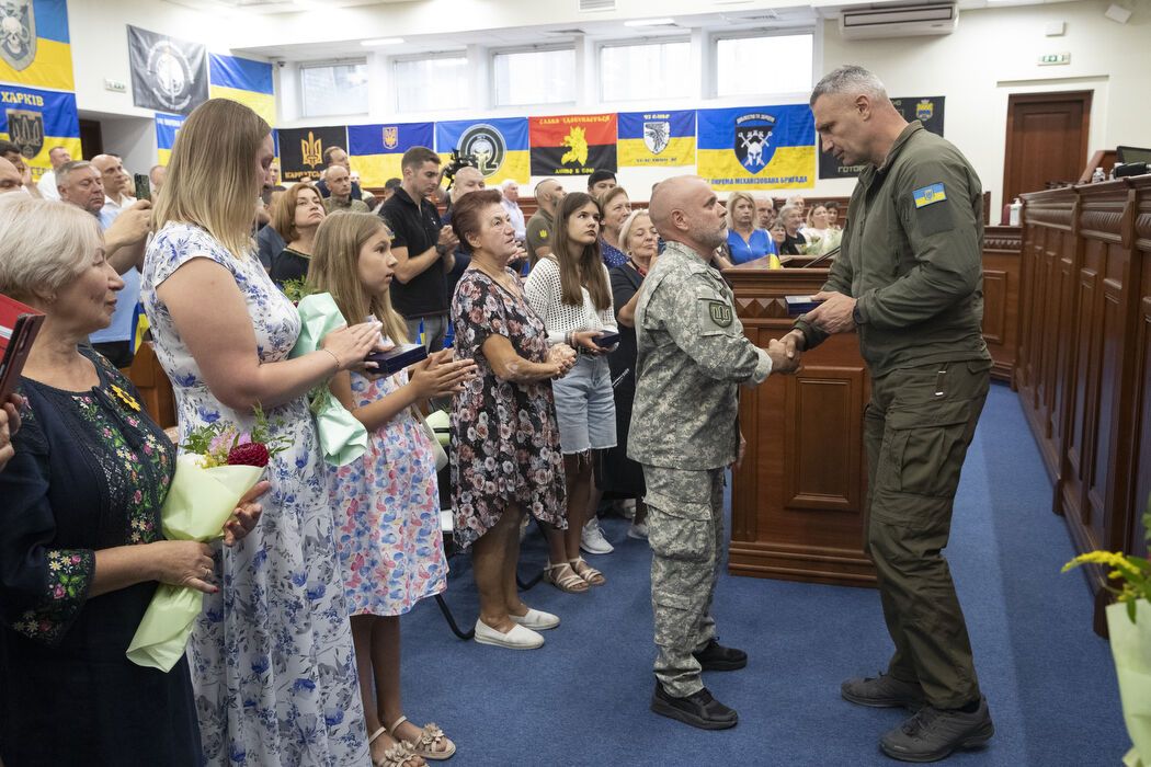 Кличко вручив військовослужбовцям та родинам загиблих Героїв відзнаки від Києва. Фото