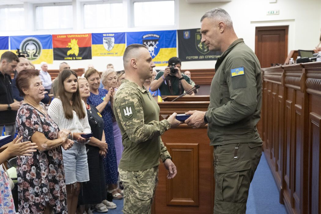 Кличко вручил военнослужащим и семьям погибших Героев отличия от Киева. Фото