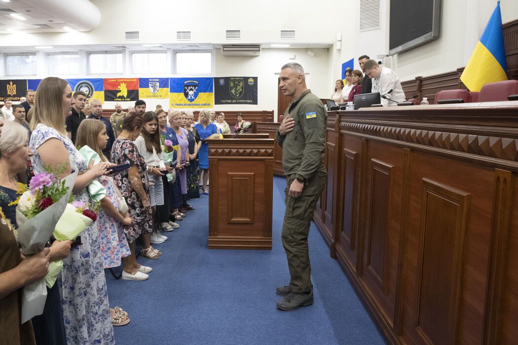 Кличко вручив військовослужбовцям та родинам загиблих Героїв відзнаки від Києва. Фото