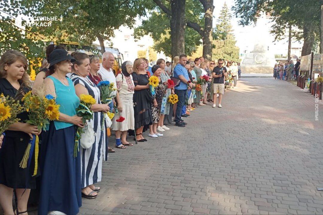 В Україні вшановують пам'ять захисників, які загинули в боях з російськими окупантами. Фото і відео акцій у різних містах