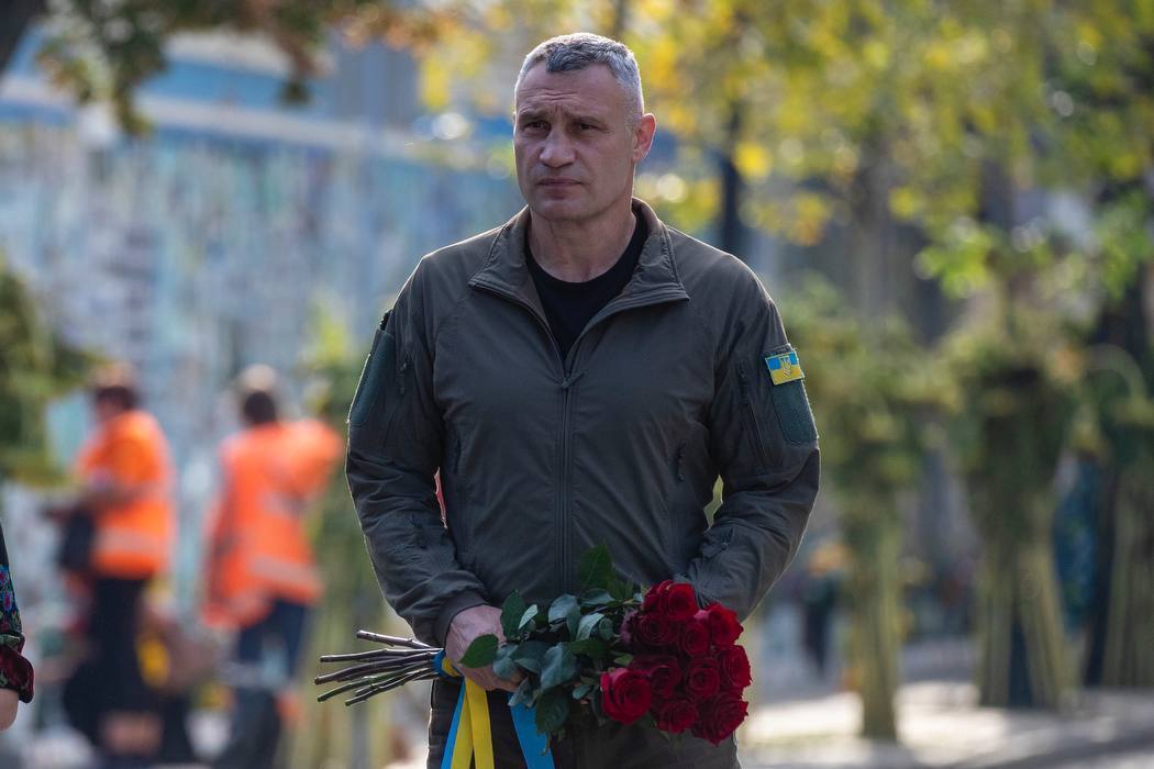 В Україні вшанували пам'ять захисників, які загинули в боях з російськими окупантами. Фото і відео акцій у різних містах