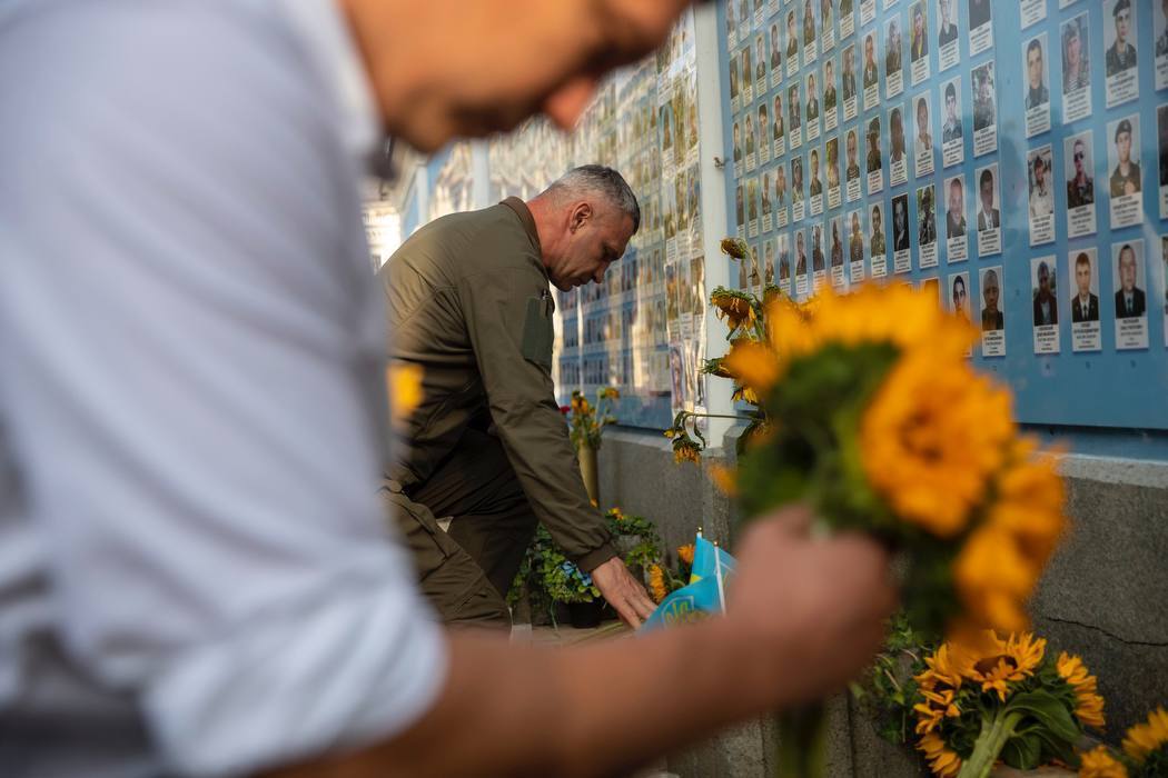 В Україні вшанували пам'ять захисників, які загинули в боях з російськими окупантами. Фото і відео акцій у різних містах