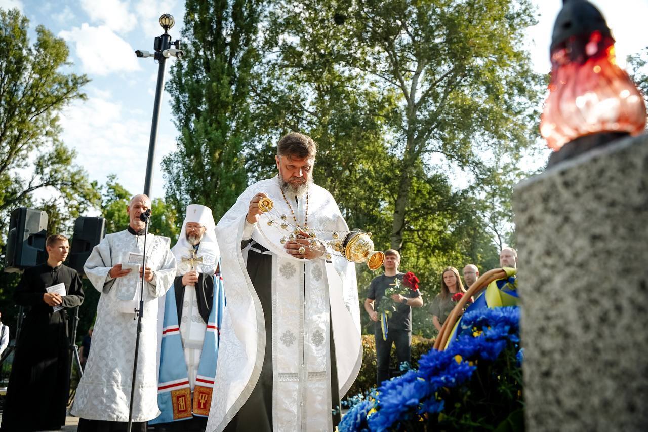 В Україні вшанували пам'ять захисників, які загинули в боях з російськими окупантами. Фото і відео акцій у різних містах