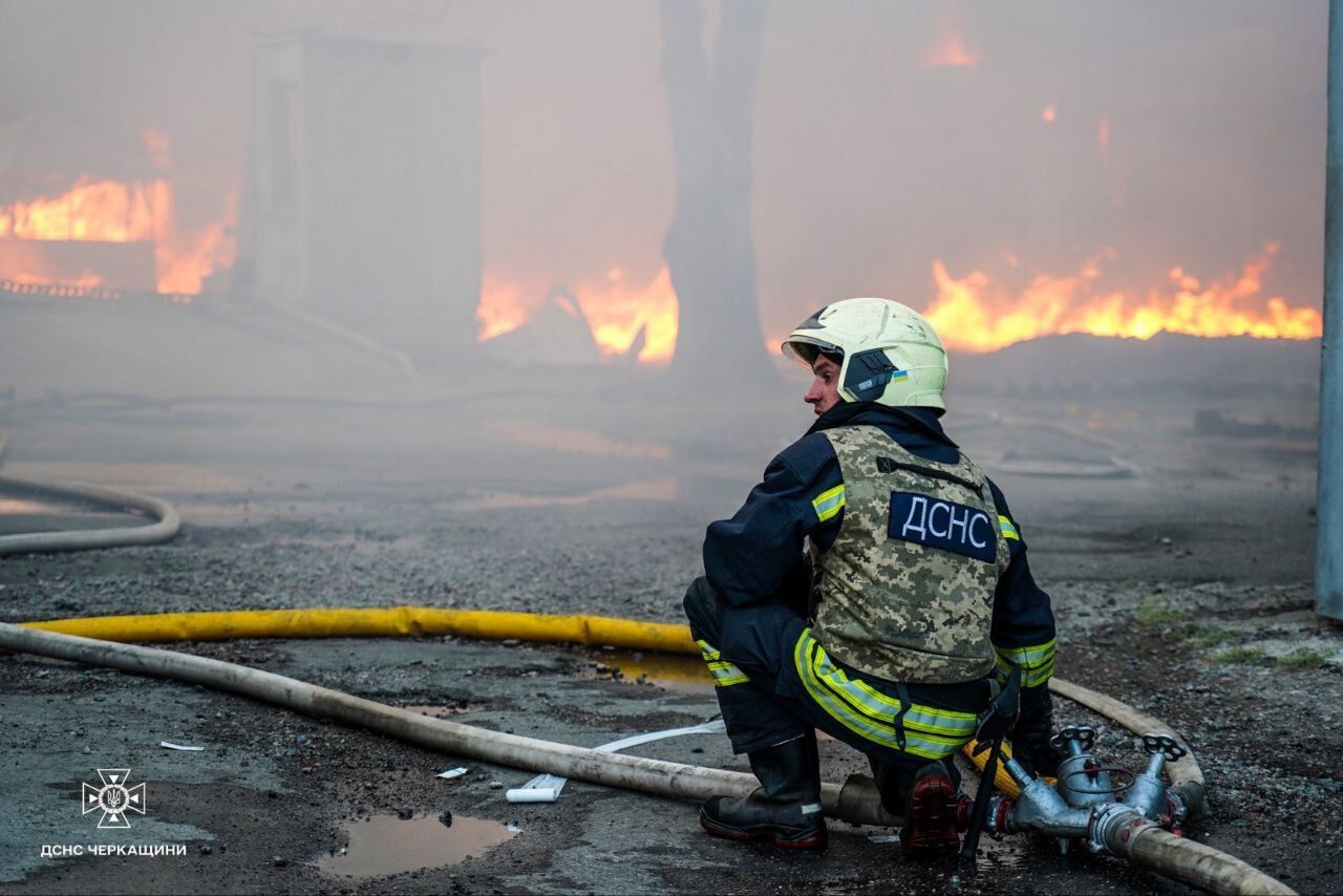 У Черкасах унаслідок ворожої атаки пошкоджено підприємство: на місці ліквідували пожежу. Фото