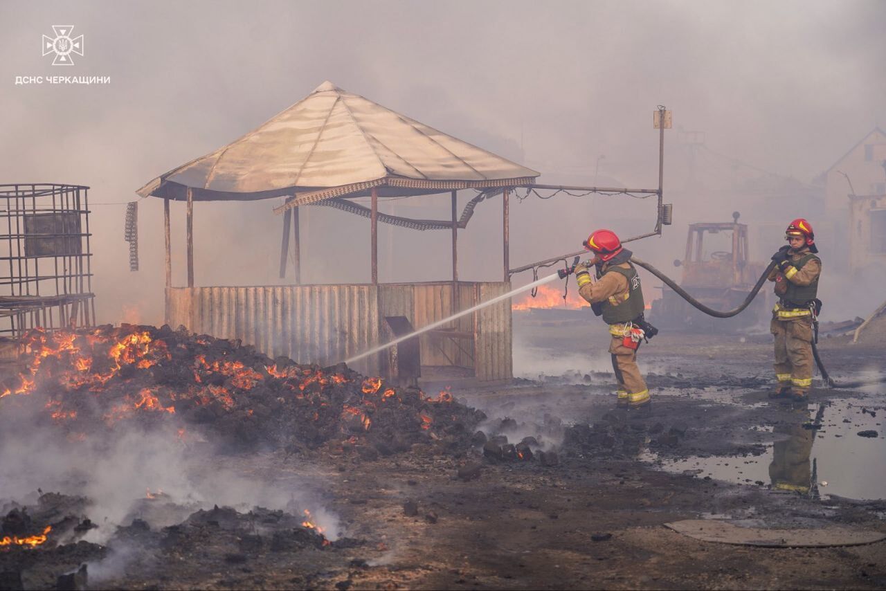 У Черкасах унаслідок ворожої атаки пошкоджено підприємство: на місці ліквідували пожежу. Фото