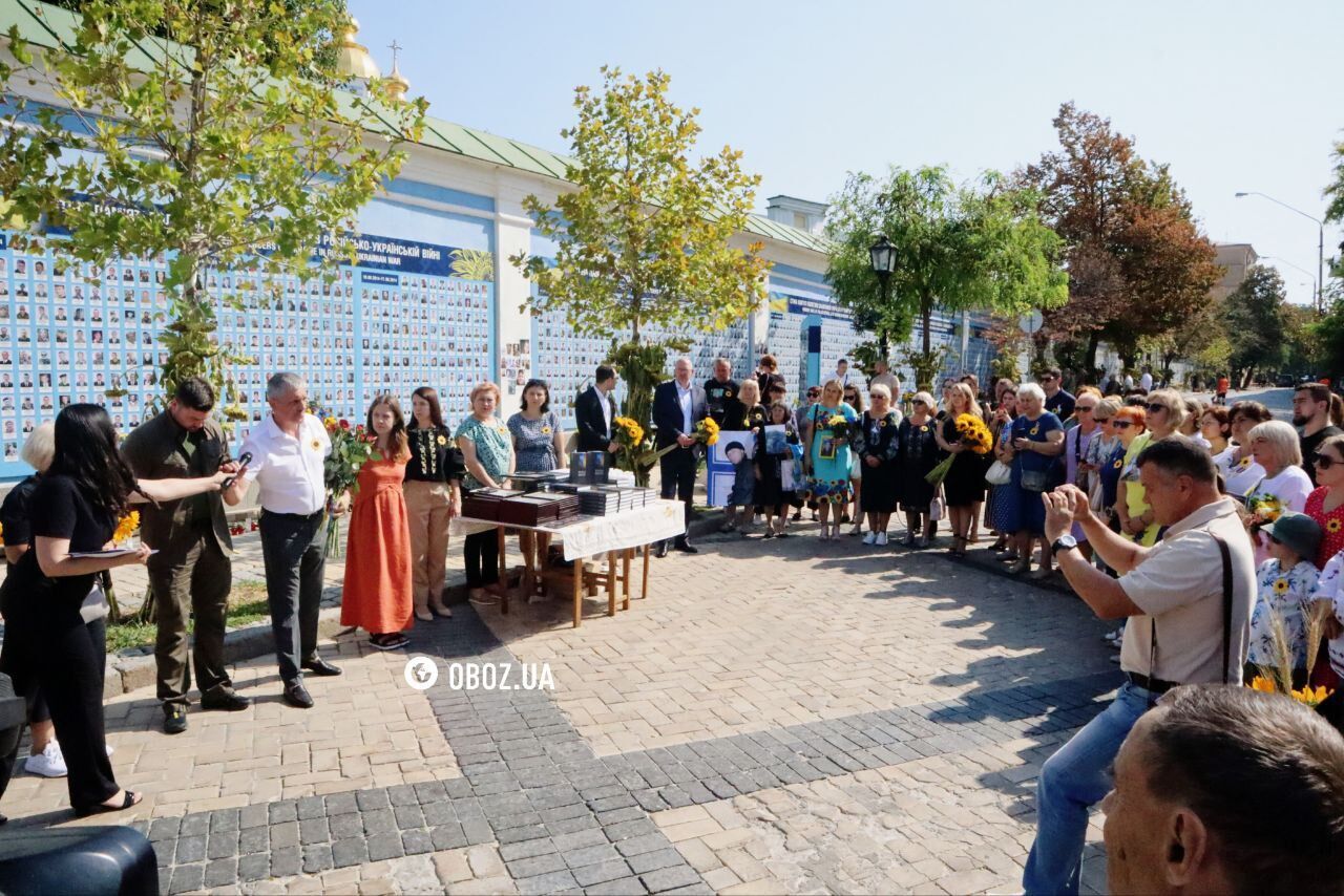 В Україні вшанували пам'ять захисників, які загинули в боях з російськими окупантами. Фото і відео акцій у різних містах