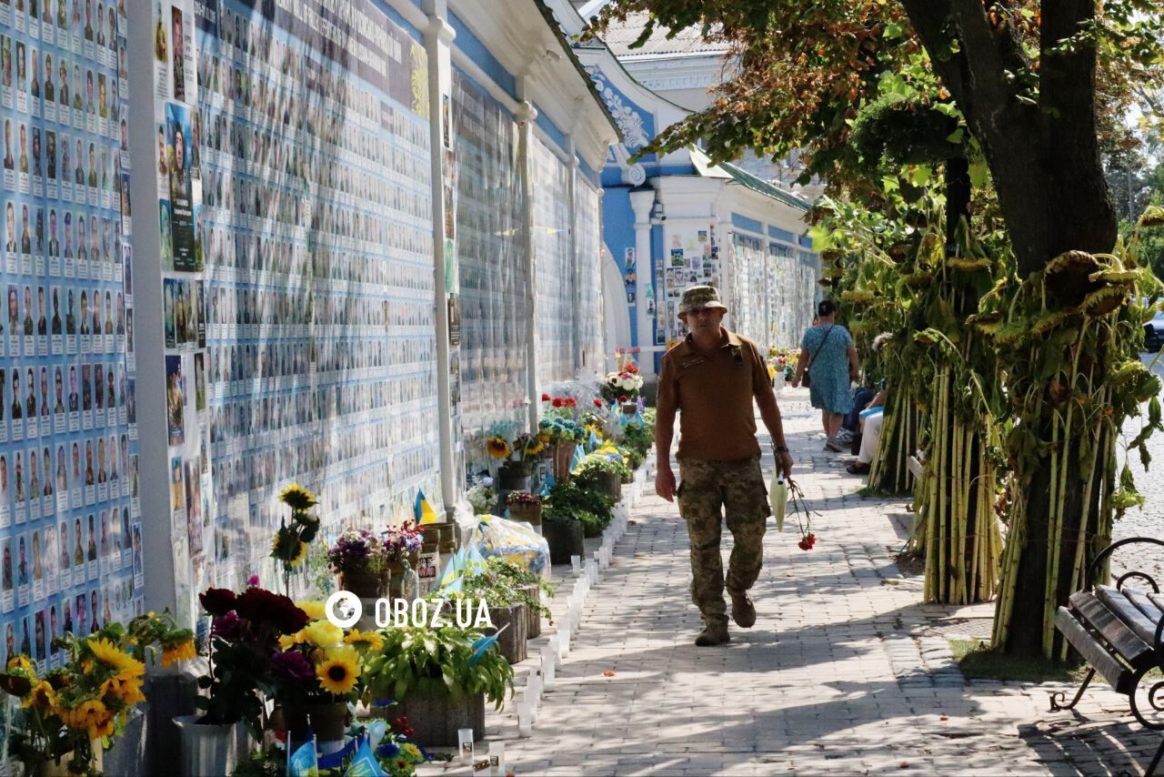 Несуть квіти і лампадки: у Києві на Михайлівській площі вшановують пам'ять полеглих захисників України. Фото і відео 