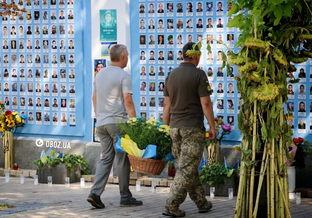 В Україні вшанували пам'ять захисників, які загинули в боях з російськими окупантами. Фото і відео акцій у різних містах