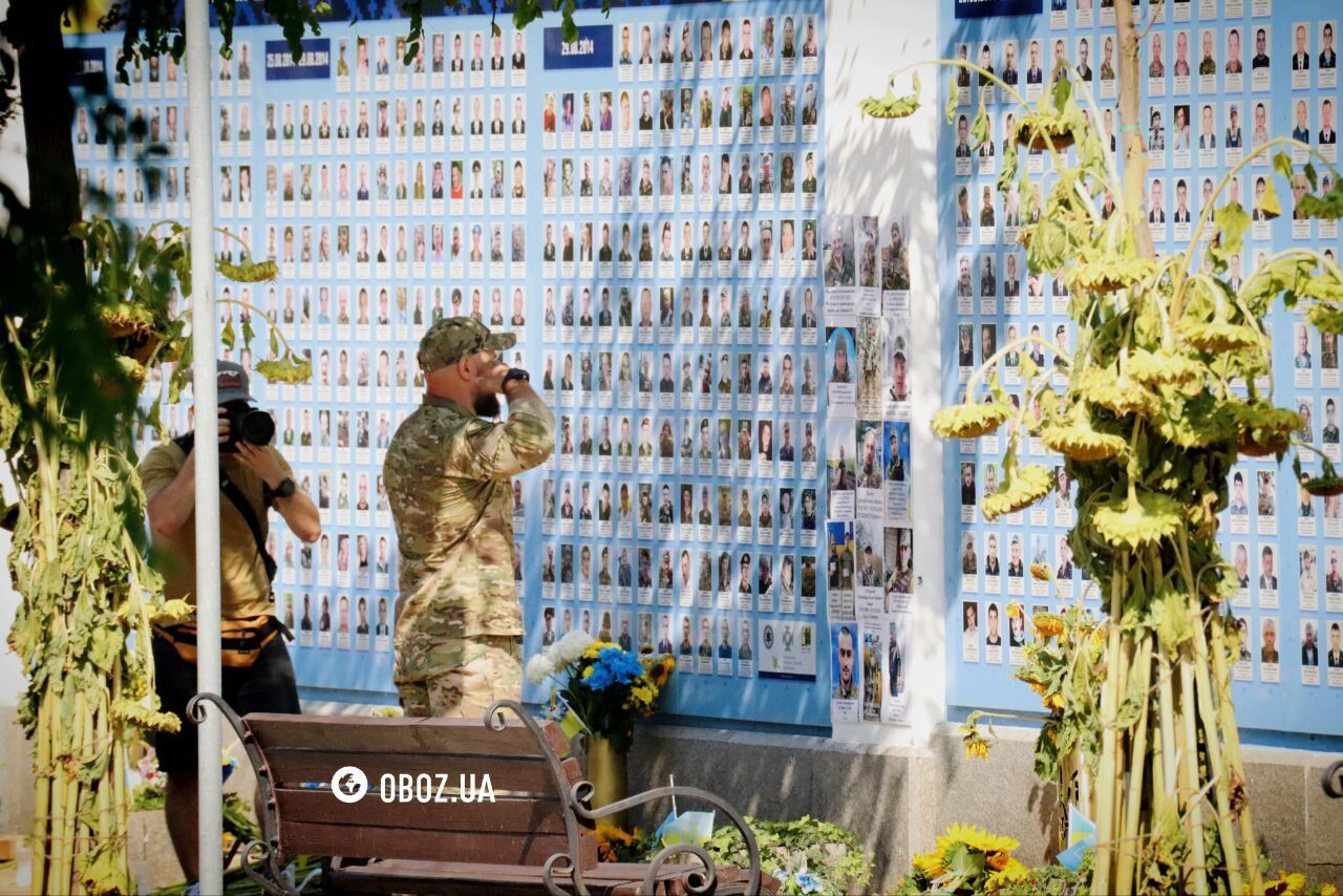 В Україні вшановують пам'ять захисників, які загинули в боях з російськими окупантами. Фото і відео акцій у різних містах