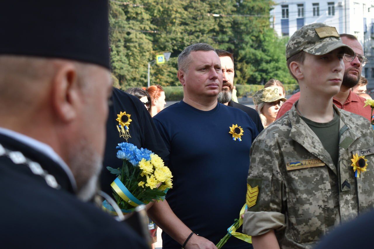 В Україні вшанували пам'ять захисників, які загинули в боях з російськими окупантами. Фото і відео акцій у різних містах