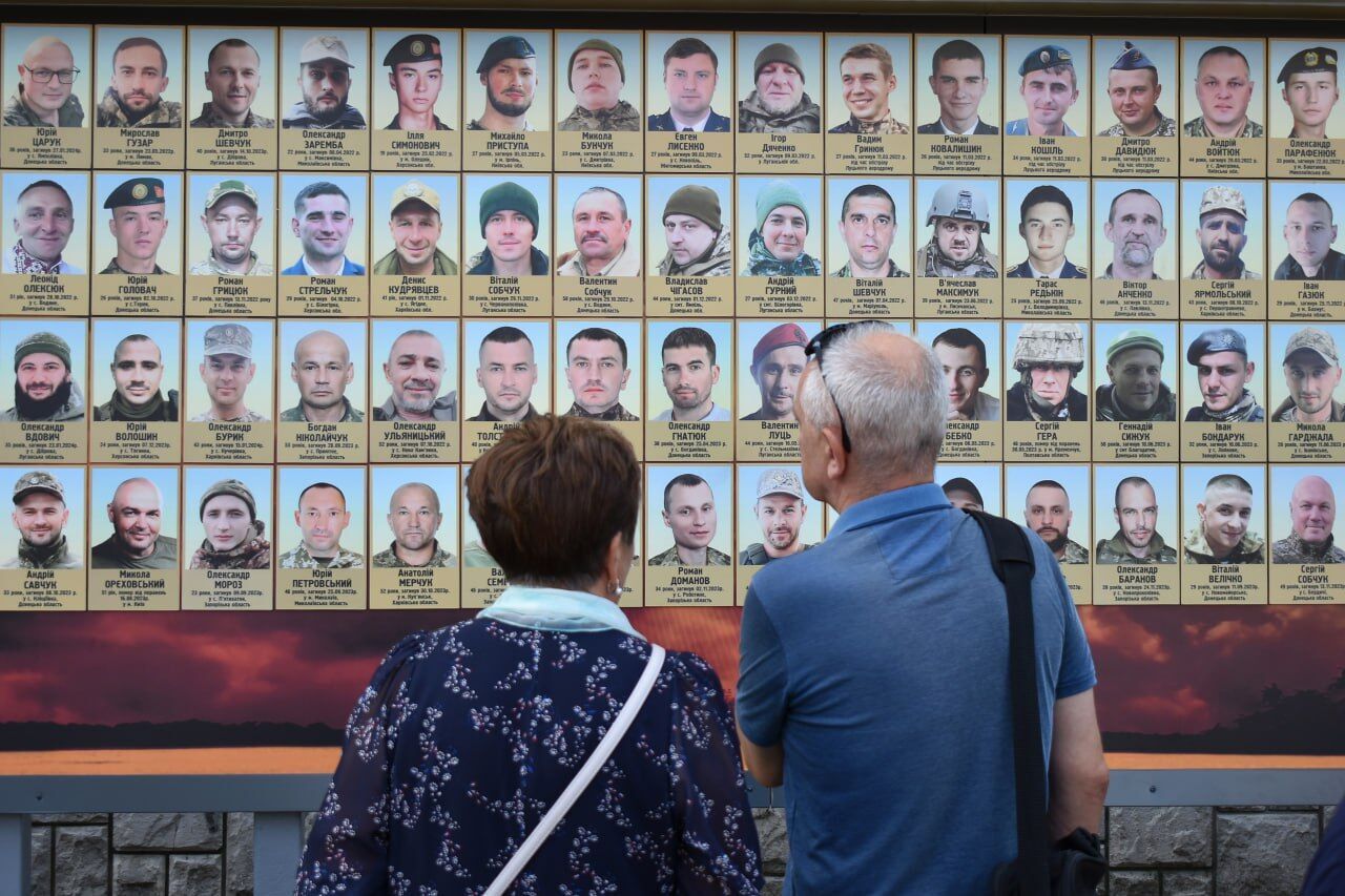 В Украине почтили память память защитников, погибших в боях с российскими оккупантами. Фото и видео акций в разных городах