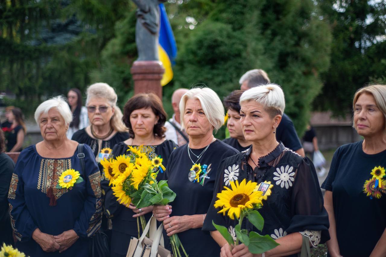 В Україні вшанували пам'ять захисників, які загинули в боях з російськими окупантами. Фото і відео акцій у різних містах