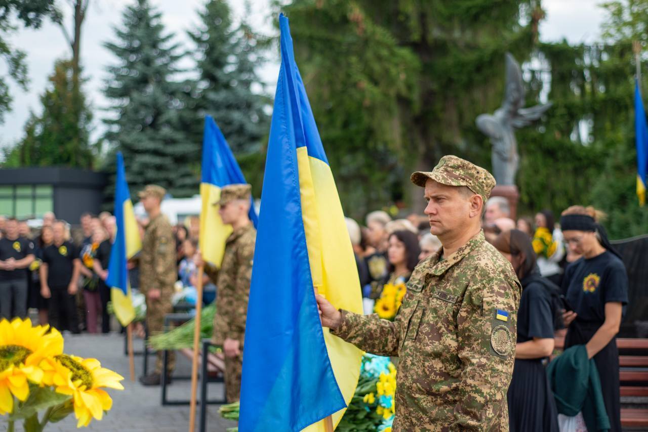 В Україні вшанували пам'ять захисників, які загинули в боях з російськими окупантами. Фото і відео акцій у різних містах