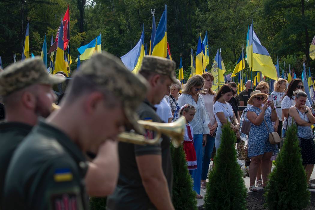 Символизируют стойкость и несокрушимость: на Лесном и Берковецком кладбищах открыли Мемориальные монументы павшим киевлянам-воинам. Фото