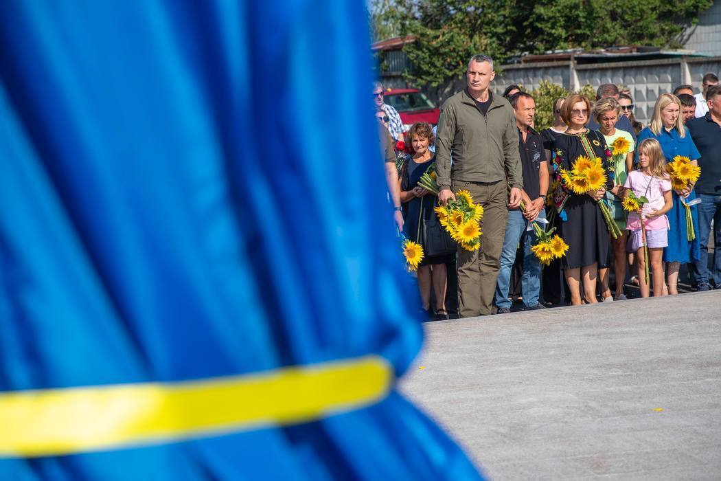 Символізують стійкість та незламність: на Лісовому та Берковецькому кладовищах відкрили Меморіальні монументи полеглим киянам-воїнам. Фото