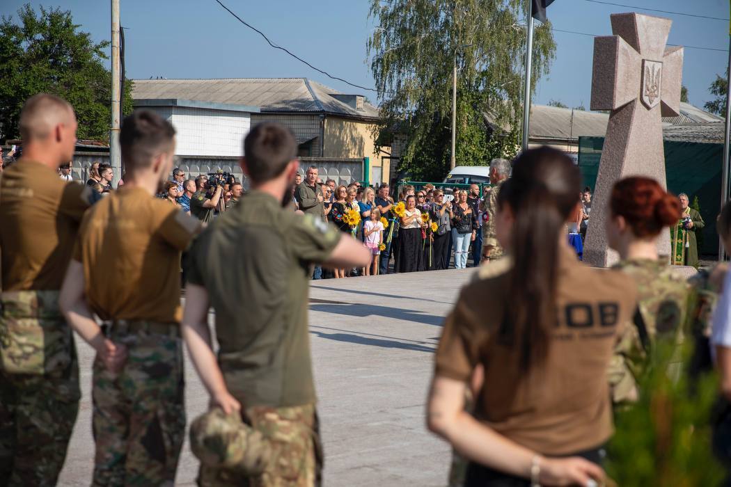 Символізують стійкість та незламність: на Лісовому та Берковецькому кладовищах відкрили Меморіальні монументи полеглим киянам-воїнам. Фото