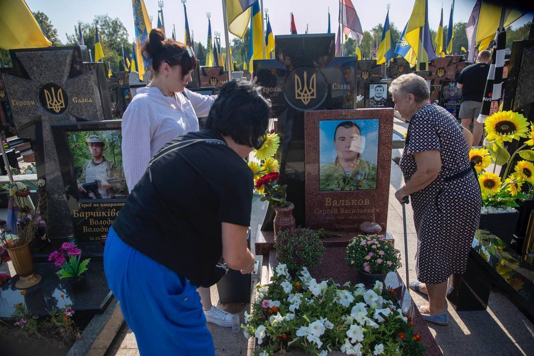 Символізують стійкість та незламність: на Лісовому та Берковецькому кладовищах відкрили Меморіальні монументи полеглим киянам-воїнам. Фото