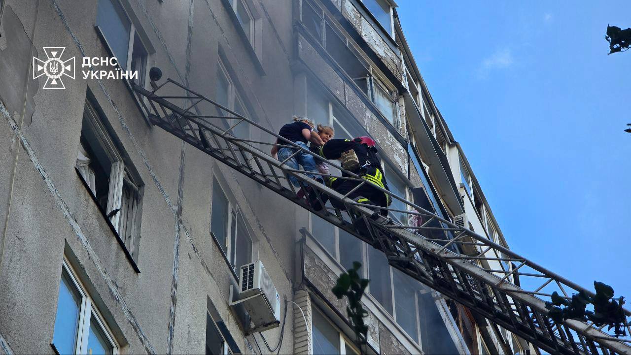 Окупанти вдарили КАБами по Харкову, є жертви і десятки поранених: дитина загинула просто на майданчику. Фото і відео