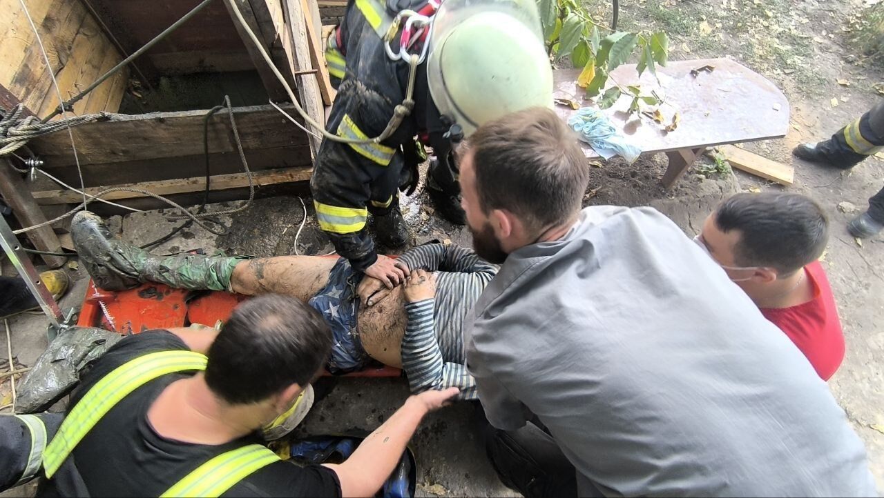 На Запорожье мужчина погиб во время чистки колодца: спасатели рассказали детали трагедии. Фото