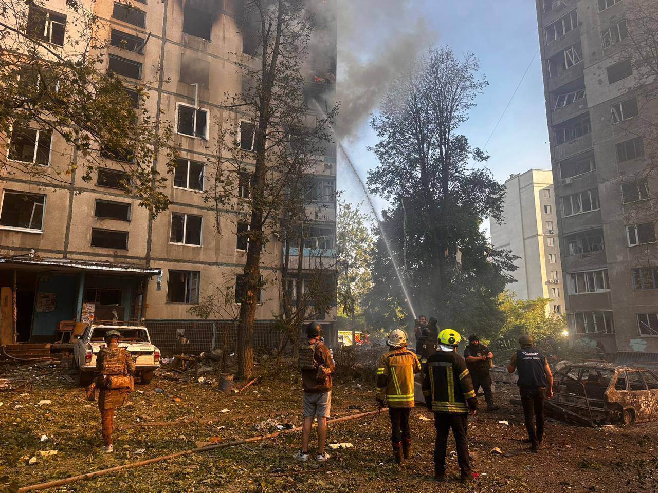 Окупанти вдарили КАБами по Харкову, є жертви і десятки поранених: дитина загинула просто на майданчику. Фото і відео