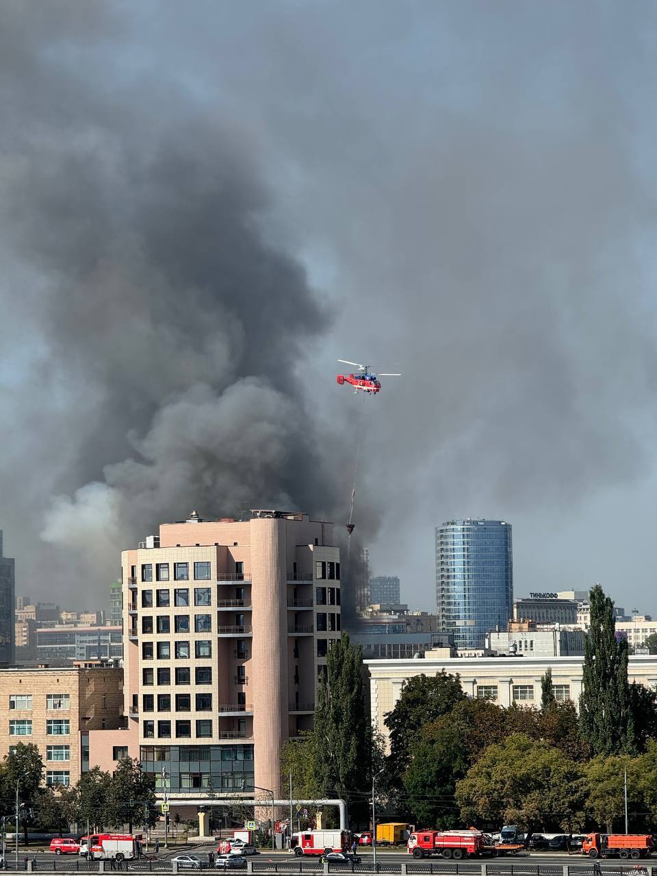 Як вертольоти гасили пожежу в Москві