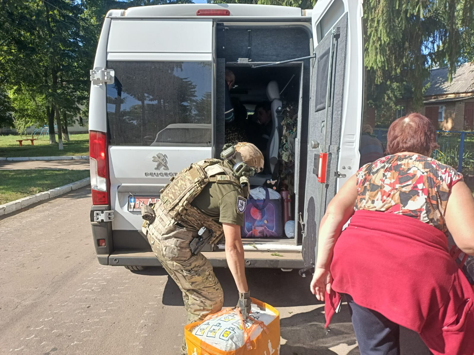 Кожна евакуація – це проведення спеціальної операції. "Білий янгол" із Сумщини розповів, як вивозить людей з-під російських обстрілів 