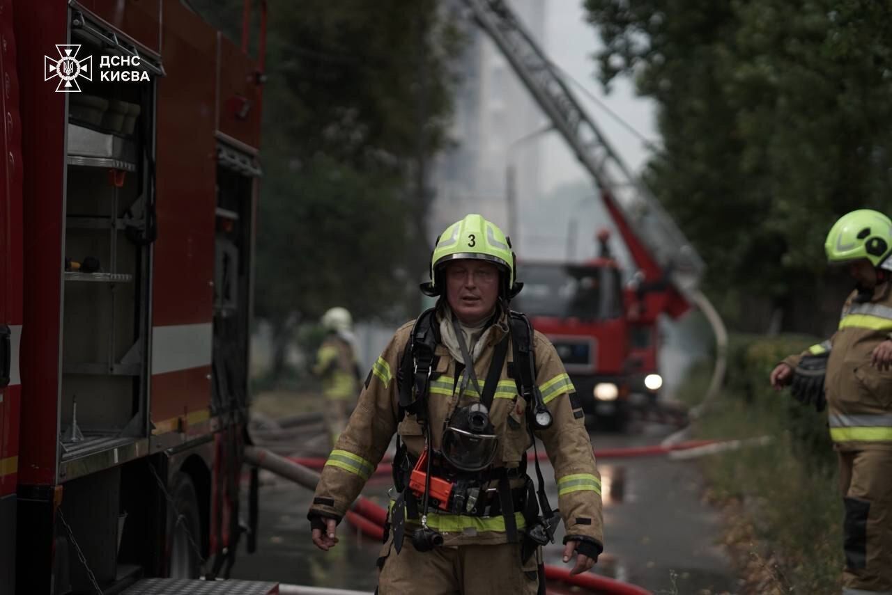 У Києві загорівся будинок