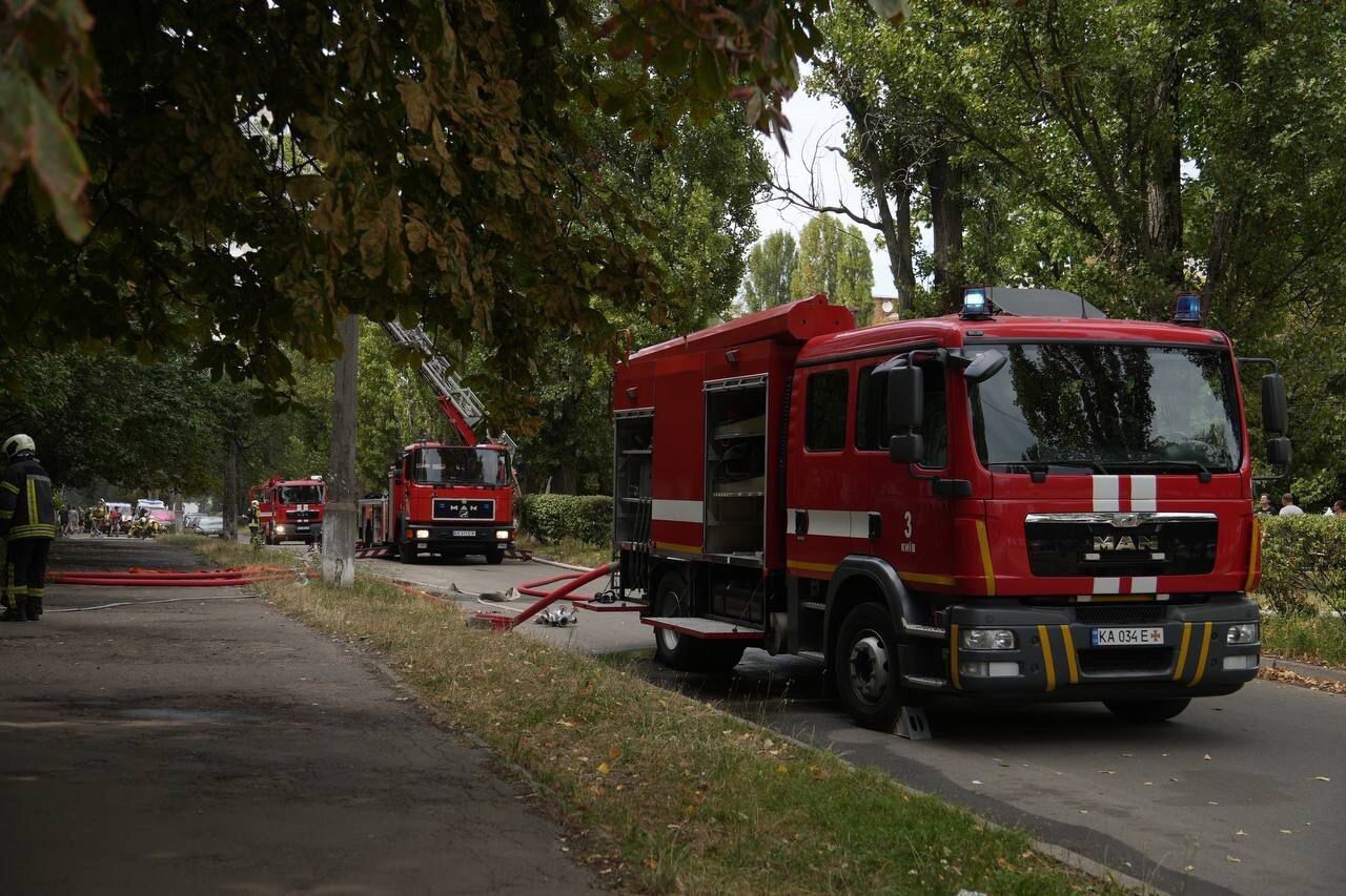 Машини Державної служби України з надзвичайних ситуацій.