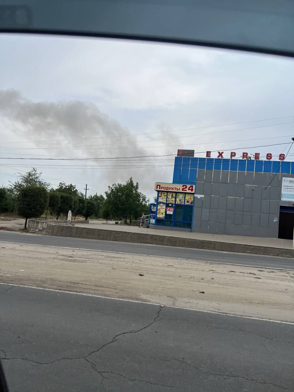 В оккупированном Луганске есть прилеты по машиностроительному заводу: поднялся густой дым. Фото и видео