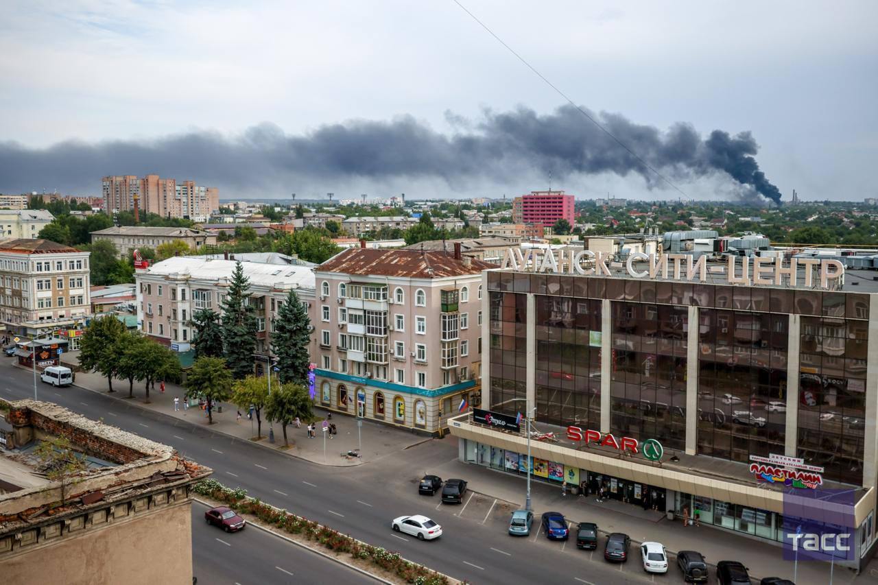 В окупованому Луганську є прильоти по машинобудівному заводу: піднявся густий дим. Фото і відео