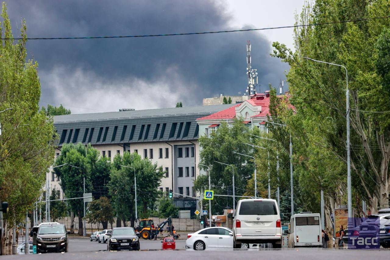 В оккупированном Луганске есть прилеты по машиностроительному заводу: поднялся густой дым. Фото и видео