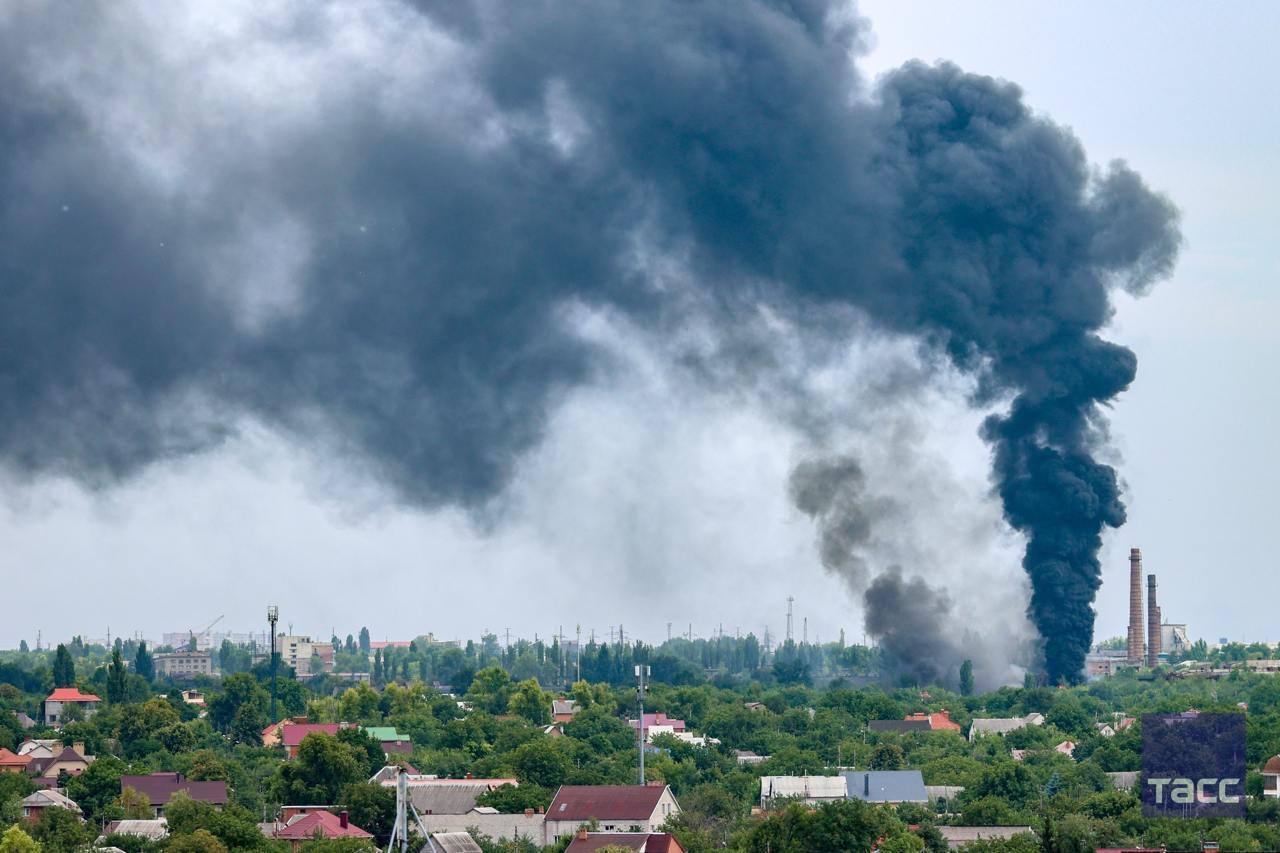 В оккупированном Луганске есть прилеты по машиностроительному заводу: поднялся густой дым. Фото и видео