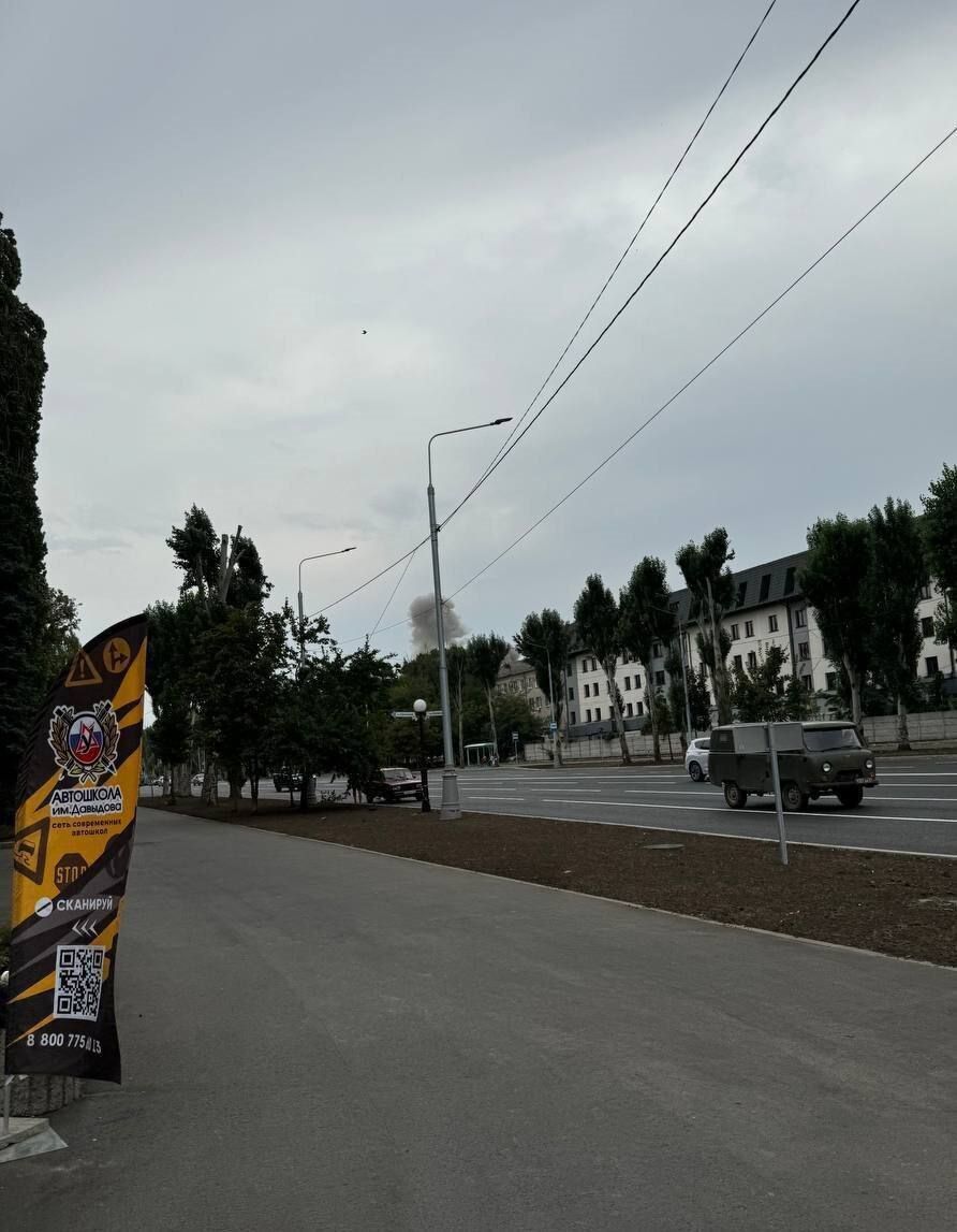 В окупованому Луганську є прильоти по машинобудівному заводу: піднявся густий дим. Фото і відео