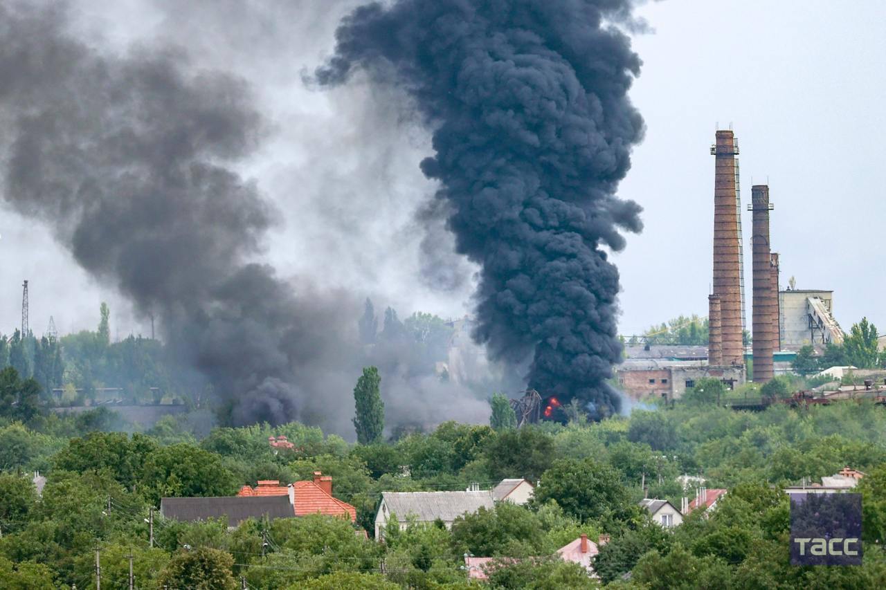 В оккупированном Луганске есть прилеты по машиностроительному заводу: поднялся густой дым. Фото и видео