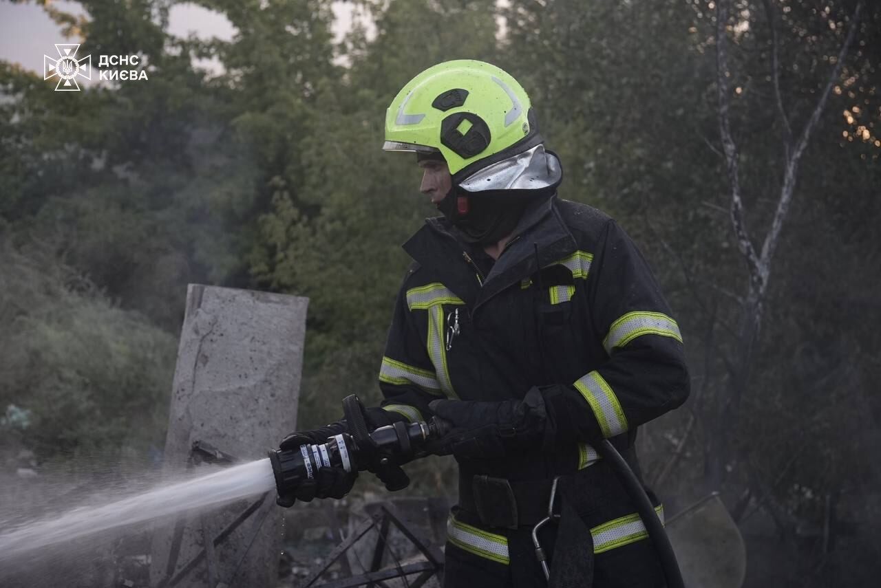 На Троєщині у Києві розгорілася масштабна пожежа: що відомо. Фото і відео