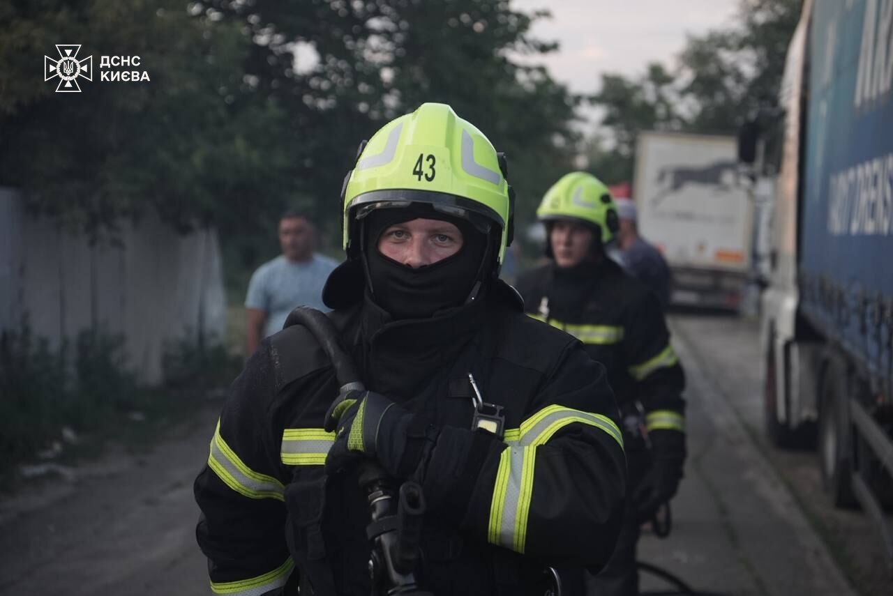 В Троещине в Киеве разгорелся масштабный пожар: что известно. Фото и видео