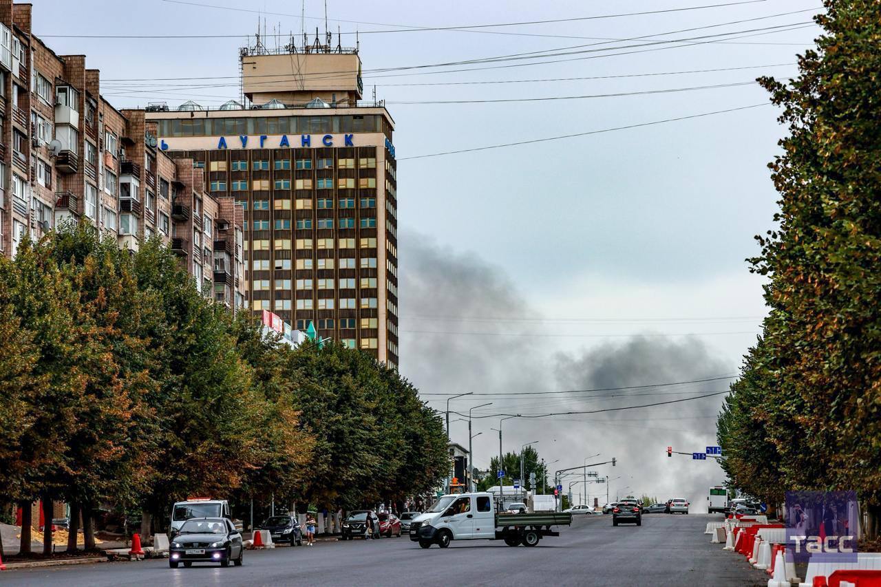 В окупованому Луганську є прильоти по машинобудівному заводу: піднявся густий дим. Фото і відео