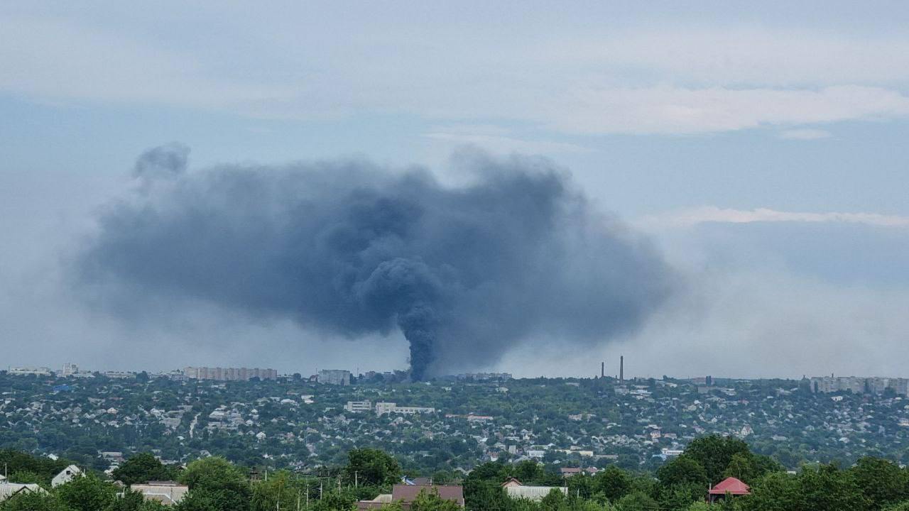 В окупованому Луганську є прильоти по машинобудівному заводу: піднявся густий дим. Фото і відео