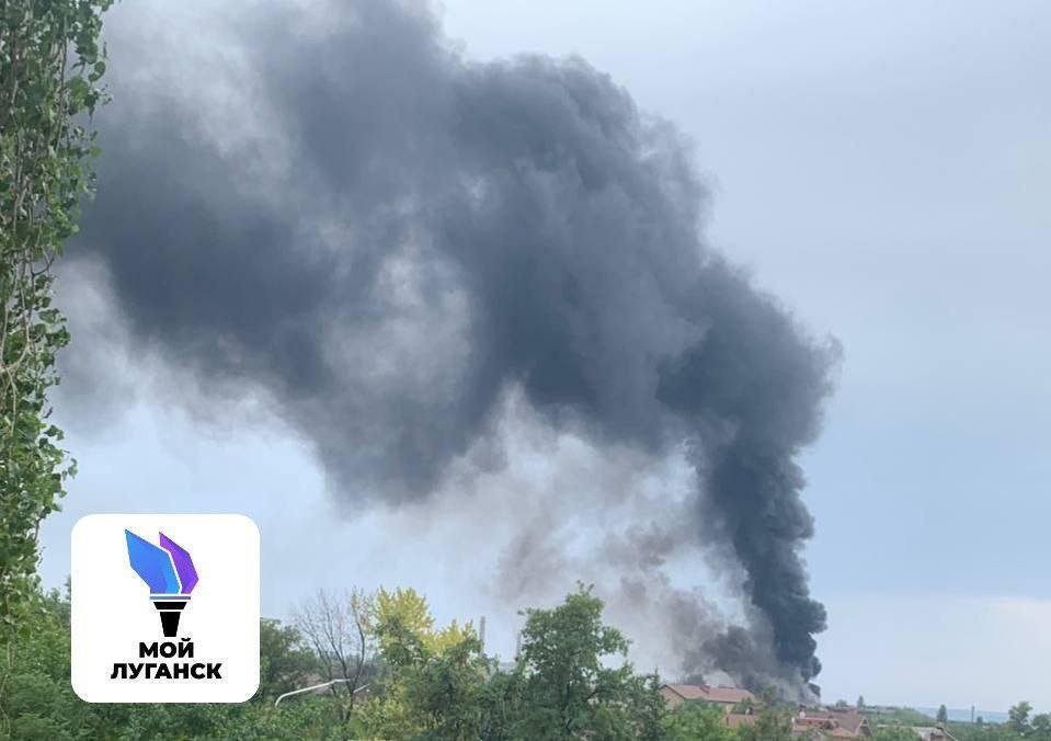 В окупованому Луганську є прильоти по машинобудівному заводу: піднявся густий дим. Фото і відео