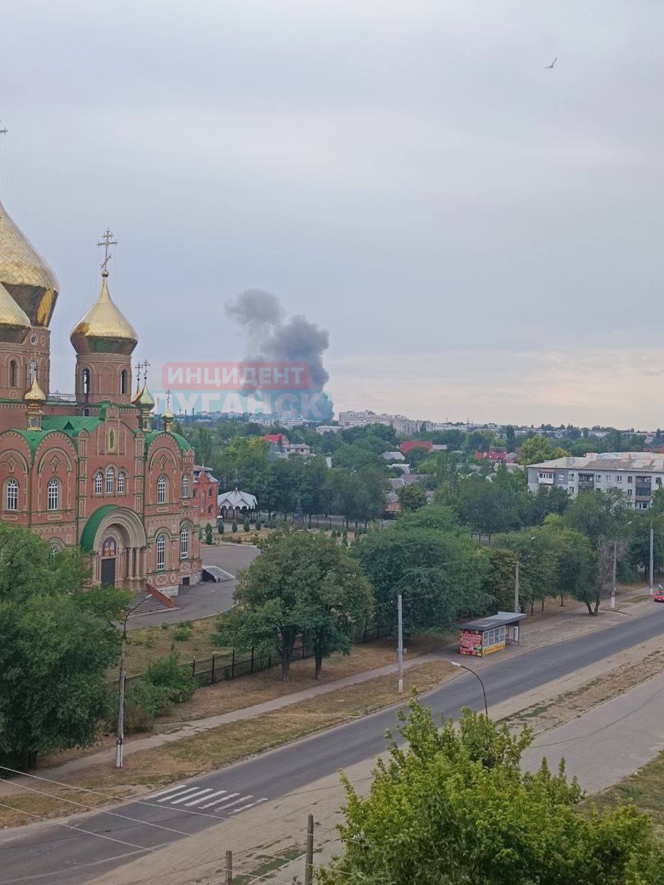 В оккупированном Луганске есть прилеты по машиностроительному заводу: поднялся густой дым. Фото и видео