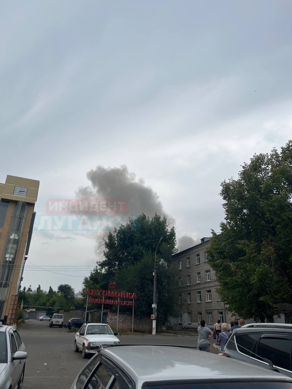 В окупованому Луганську є прильоти по машинобудівному заводу: піднявся густий дим. Фото і відео