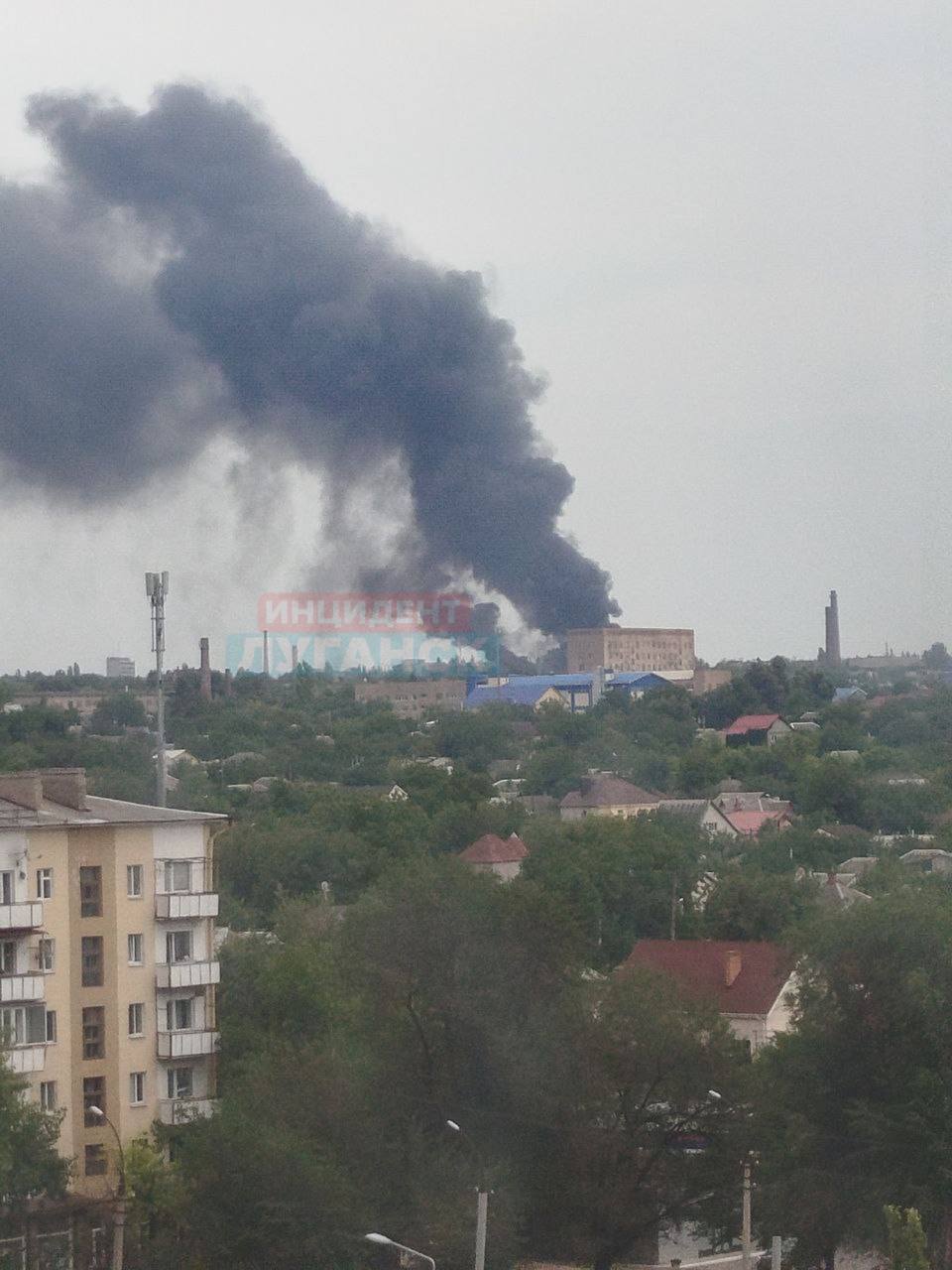 В окупованому Луганську є прильоти по машинобудівному заводу: піднявся густий дим. Фото і відео