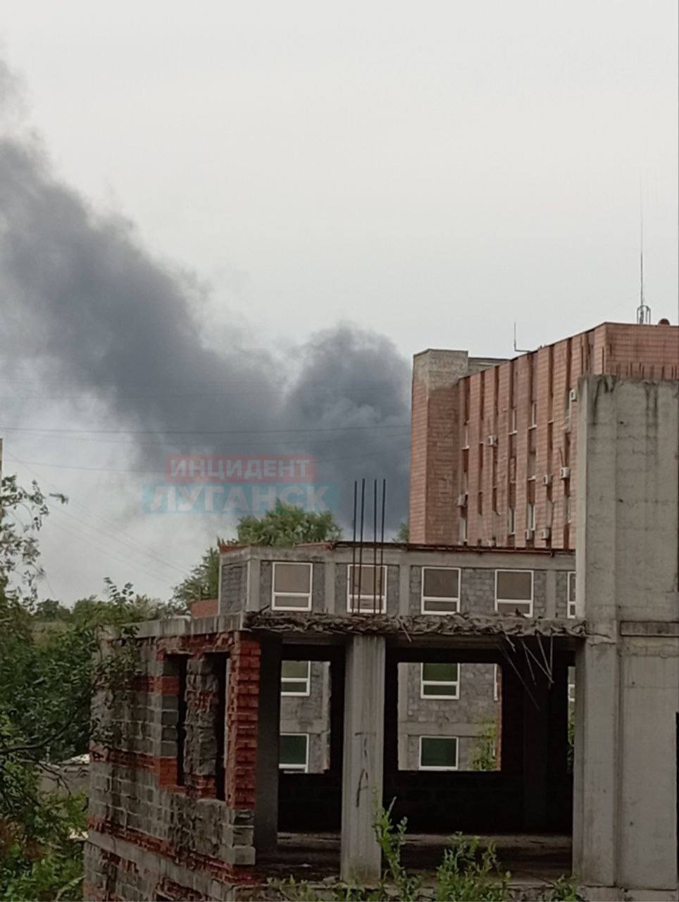 В окупованому Луганську є прильоти по машинобудівному заводу: піднявся густий дим. Фото і відео