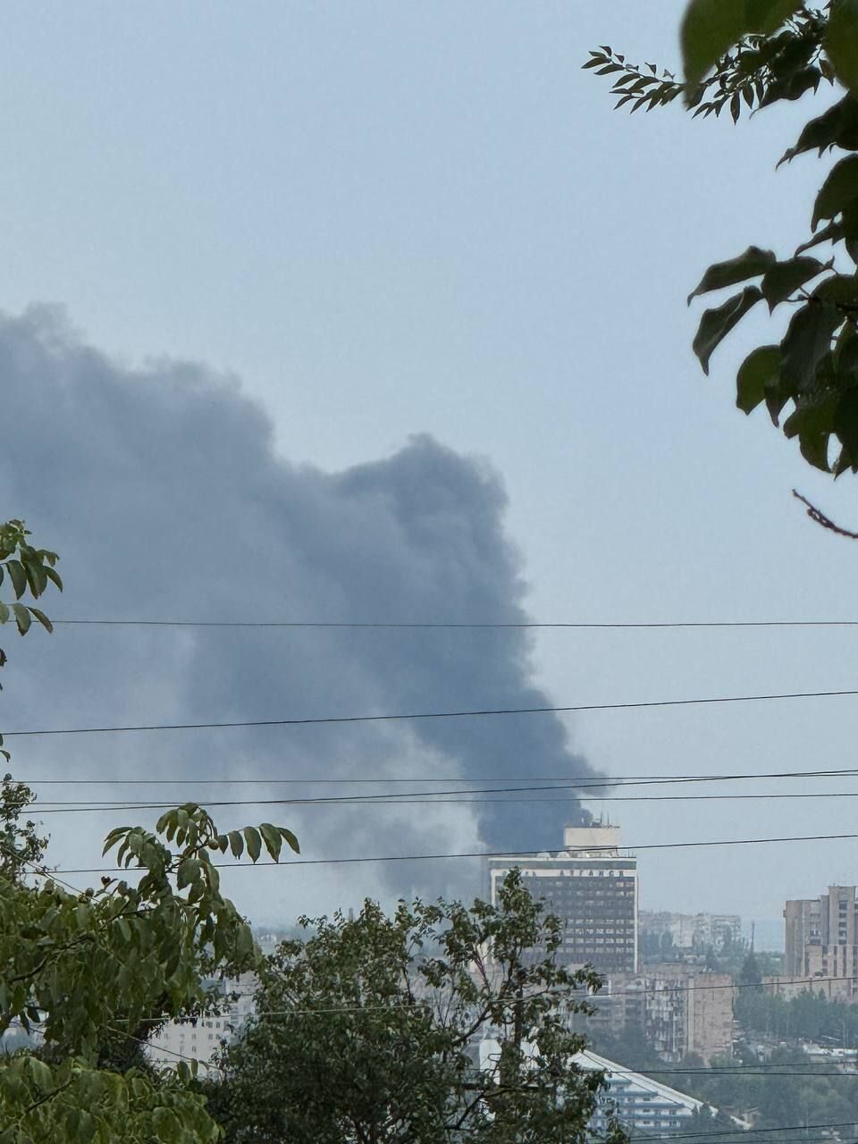 В оккупированном Луганске есть прилеты по машиностроительному заводу: поднялся густой дым. Фото и видео