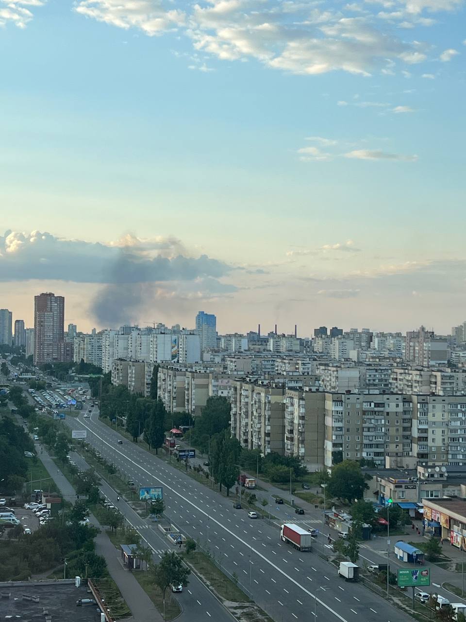 На Троєщині у Києві розгорілася масштабна пожежа: що відомо. Фото і відео