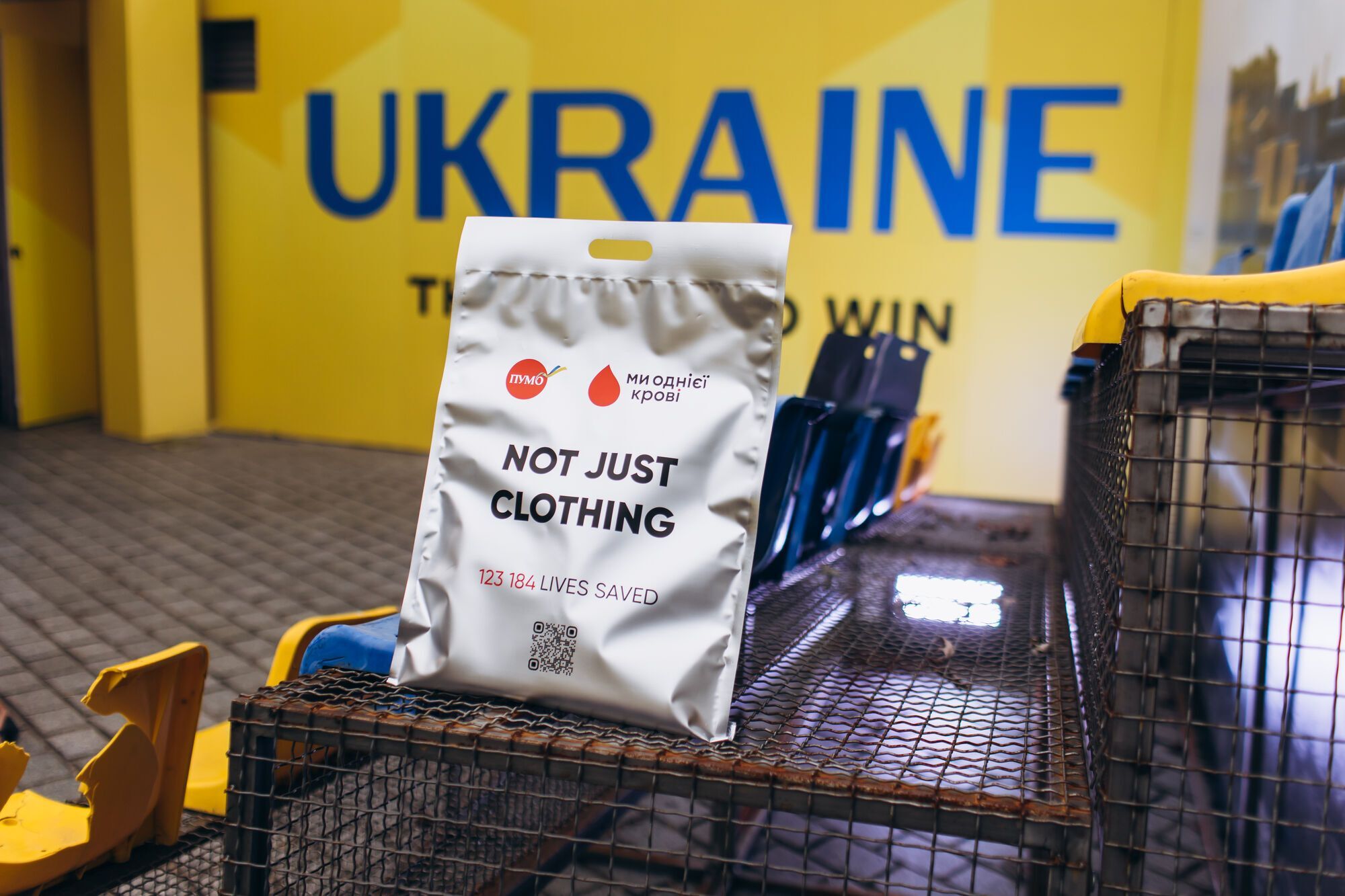 Одежда, которая спасает жизни: "Не просто вещи" от банка ПУМБ презентовали во время Олимпиады в Париже