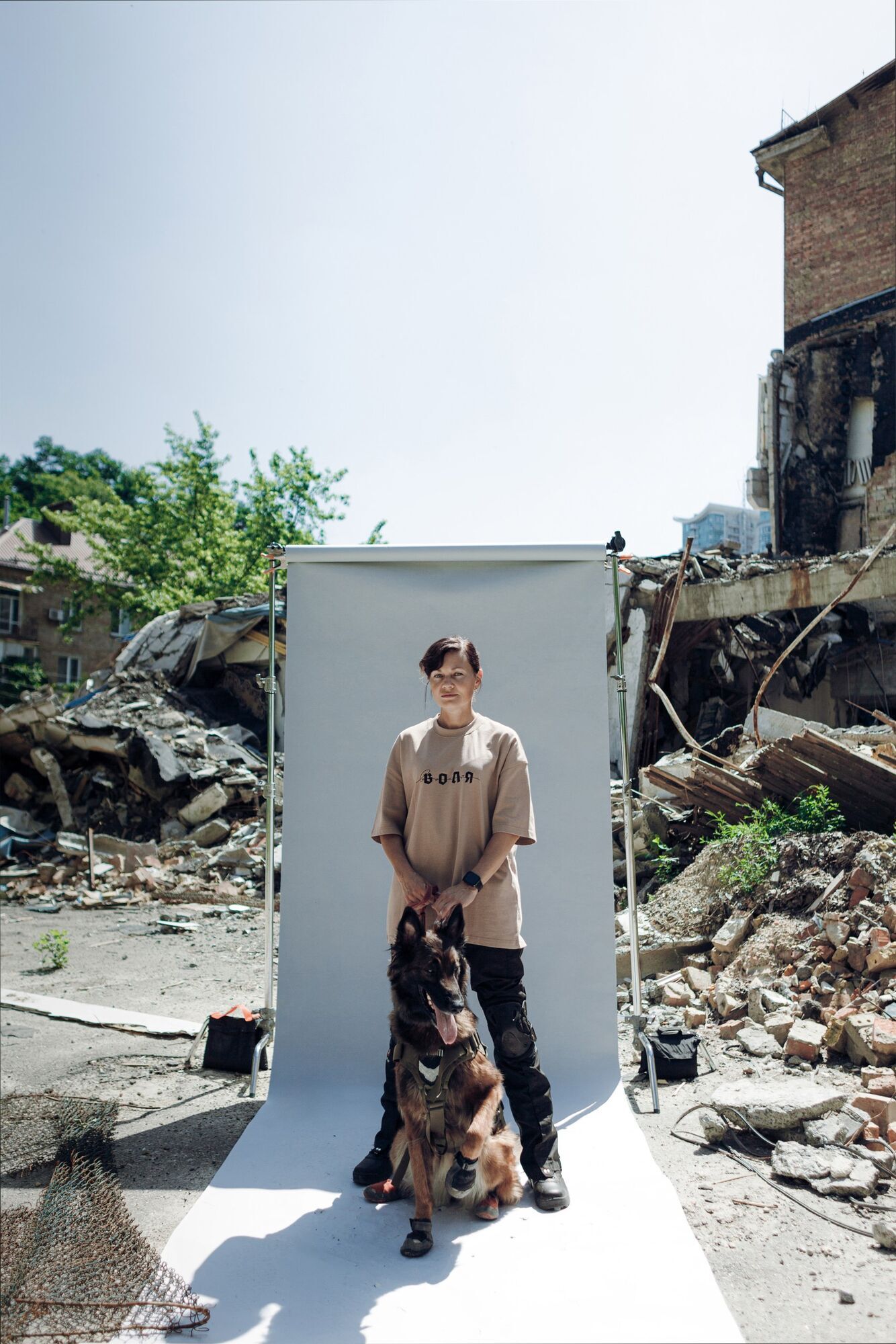 Одежда, которая спасает жизни: "Не просто вещи" от банка ПУМБ презентовали во время Олимпиады в Париже