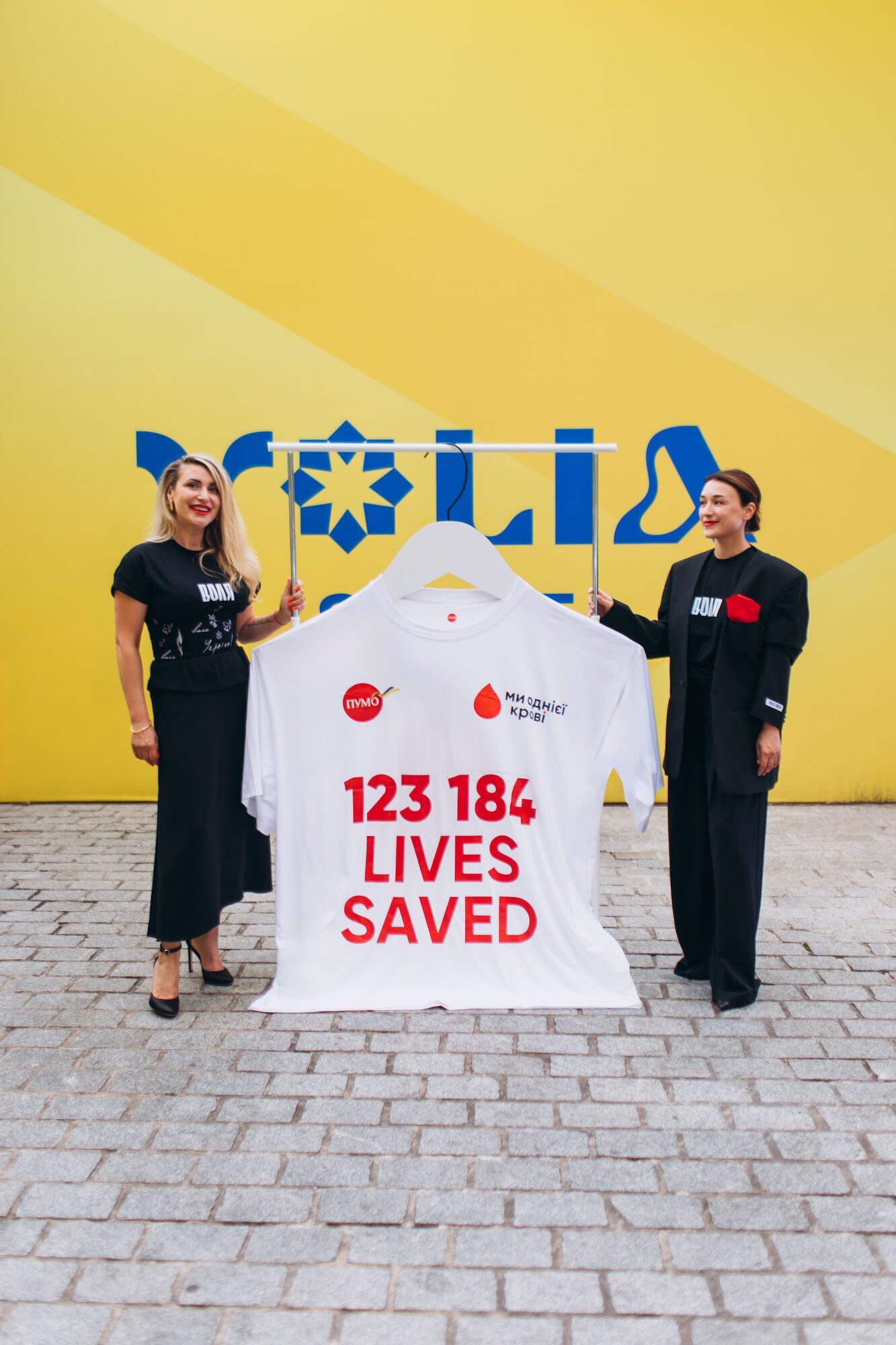 Одежда, которая спасает жизни: "Не просто вещи" от банка ПУМБ презентовали во время Олимпиады в Париже